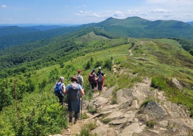 Uczniowie na bieszczadzkim szlaku.